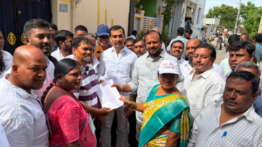 ఉప్పల్‌లో ఓటర్ లిస్టు సవరణ పరిశీలించిన డీసీసీ అధ్యక్షుడు వజ్రెష్ యాదవ్ . అర్హులైన ప్రతి ఒక్కరి ఓటు కాపాడాలని BLAలకు పిలుపు
