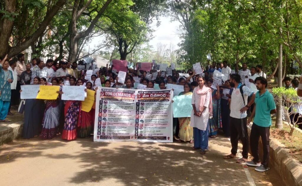 హెచ్‌సీయూలో కాంట్రాక్ట్ కార్మికుల నిరవధిక సమ్మె. కొత్త కార్మిక చట్టాలతో హక్కులు కాలరాత: నిరసనకారుల ఆవేదన. డిమాండ్లు నెరవేరే వరకు వెనక్కి తగ్గేది లేదని వెల్లడి