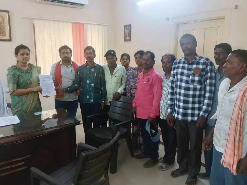 భవన నిర్మాణ కార్మికుల సంక్షేమ పథకాలు ఇన్సూరెన్స్ కంపెనీలకు వద్దు : సీఐటీయూ. జీఓ 12 రద్దు చేయాలి – డిప్యూటీ ఎంఆర్వోకు వినతి