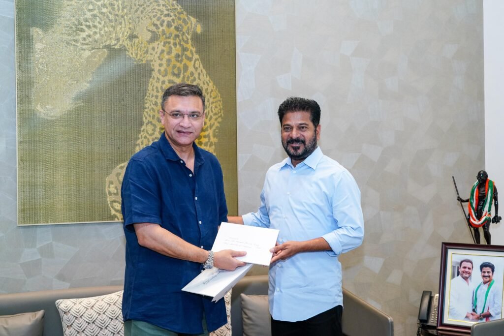 సీఎం రేవంత్ రెడ్డిని కలిసిన అక్బరుద్దీన్ ఓవైసీ..! కూతురి వివాహానికి ఆహ్వానం అందజేత