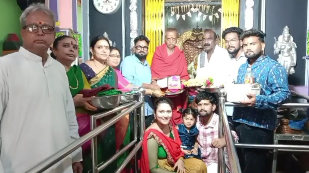 ఆధ్యాత్మిక భక్తి మార్గాన్ని అలవర్చుకోవాలి..! ముషీరాబాద్ మహంకాళి ఆలయంలో బంగారు ఆభరణ సమర్పణ