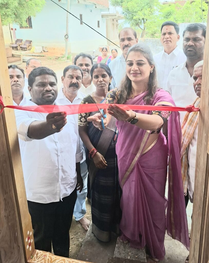 అలియాబాద్‌లో ఇందిరమ్మ ఇంటి గృహప్రవేశం..!  లబ్ధిదారుల ఇంటిని ప్రారంభించిన మున్సిపల్ చైర్మన్ శిరీష కృష్ణారెడ్డి..!