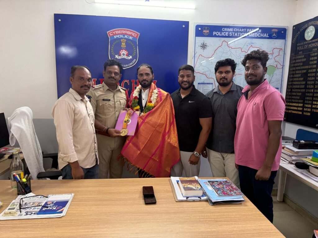 రాక్ బాల్ క్రీడాకారుడు గోపాల్ యాదవ్ ను సన్మానించి సీఐ సత్యనారాయణ