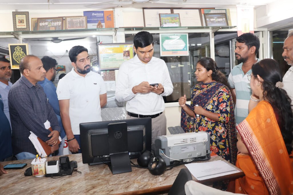 శామీర్‌పేటలో ఎరువుల దుకాణాన్ని తనిఖీ చేసిన కలెక్టర్ మను చౌదరి