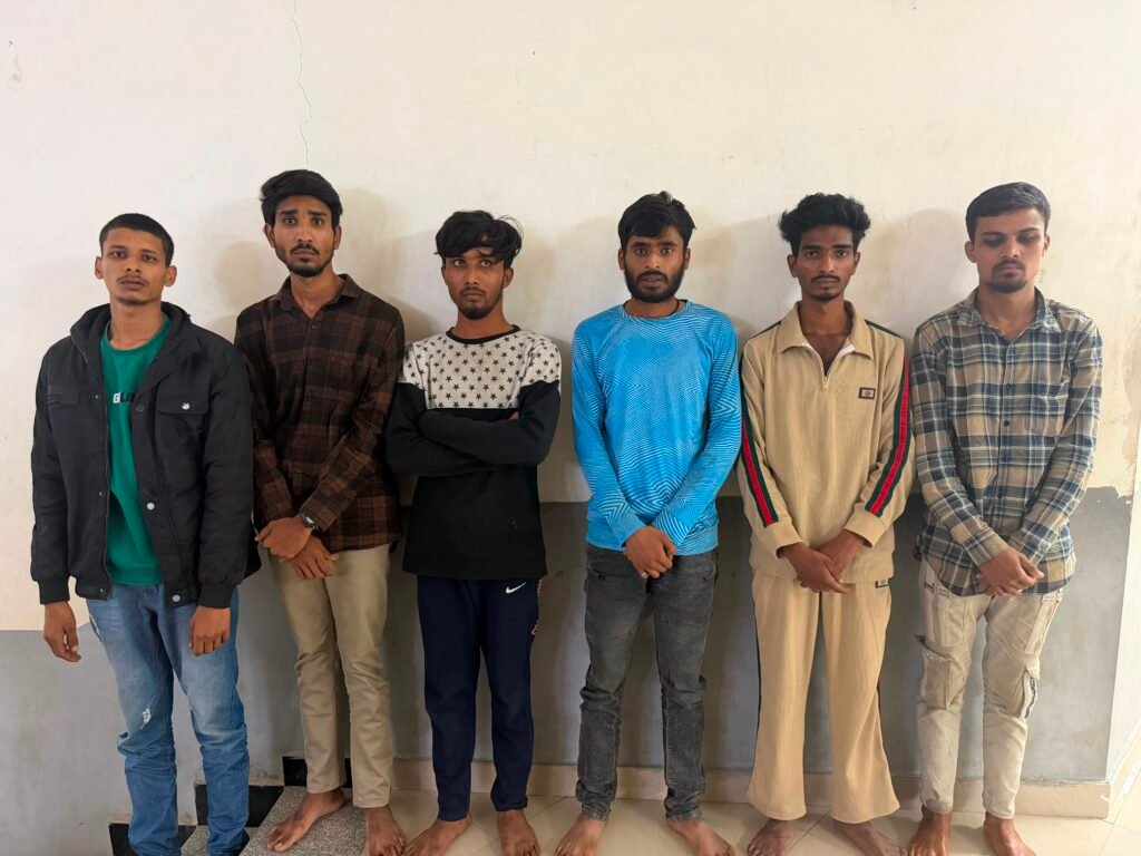 లిఫ్ట్ పేరుతో ట్రాప్.. కత్తితో బెదిరించి దోపిడీ చేసిన ఆరుగురు అరెస్ట్