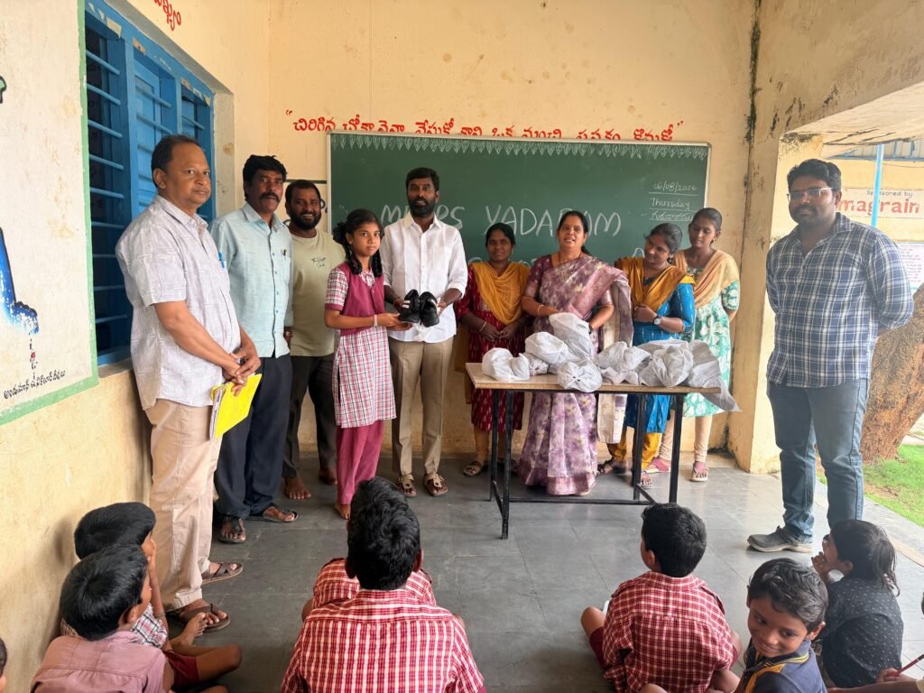 యాడారం పాఠశాల విద్యార్థులకు షూస్ పంపిణీ