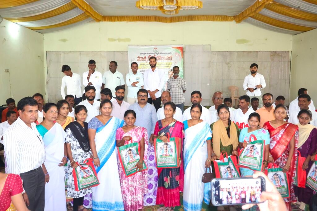 కొల్చారం గర్భిణులకు మాతృదేవోభవ కానుక