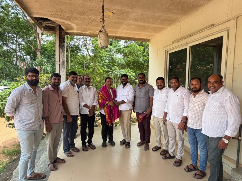 ఎమ్మెల్యే డా. మురళీ నాయక్‌ను మర్యాదపూర్వకంగా కలిసిన కాంగ్రెస్ నాయకులు