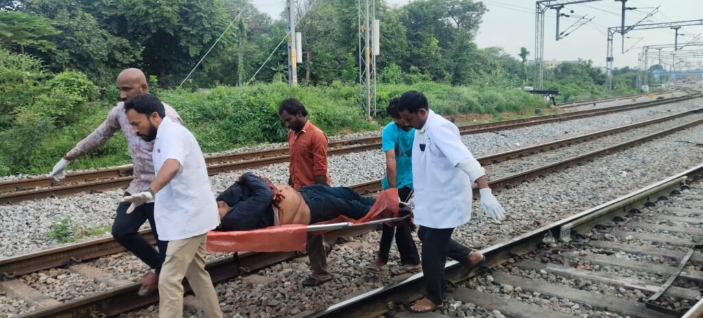 రైలు ప్రమాదంలో గాయపడిన యువకుడిని కాపాడిన 108 సిబ్బంది