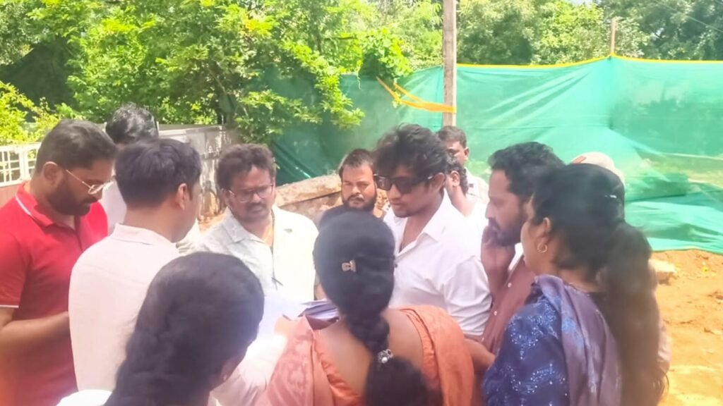 రోడ్ల దుస్థితిని జోనల్ కమిషనర్ దృష్టికి తీసుకెళ్లిన మాజీ కౌన్సిలర్