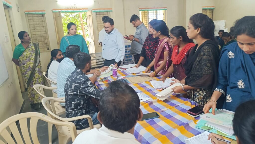 అంగన్‌వాడీ టీచర్‌ అభ్యర్థుల ధృవపత్రాల పరిశీలన