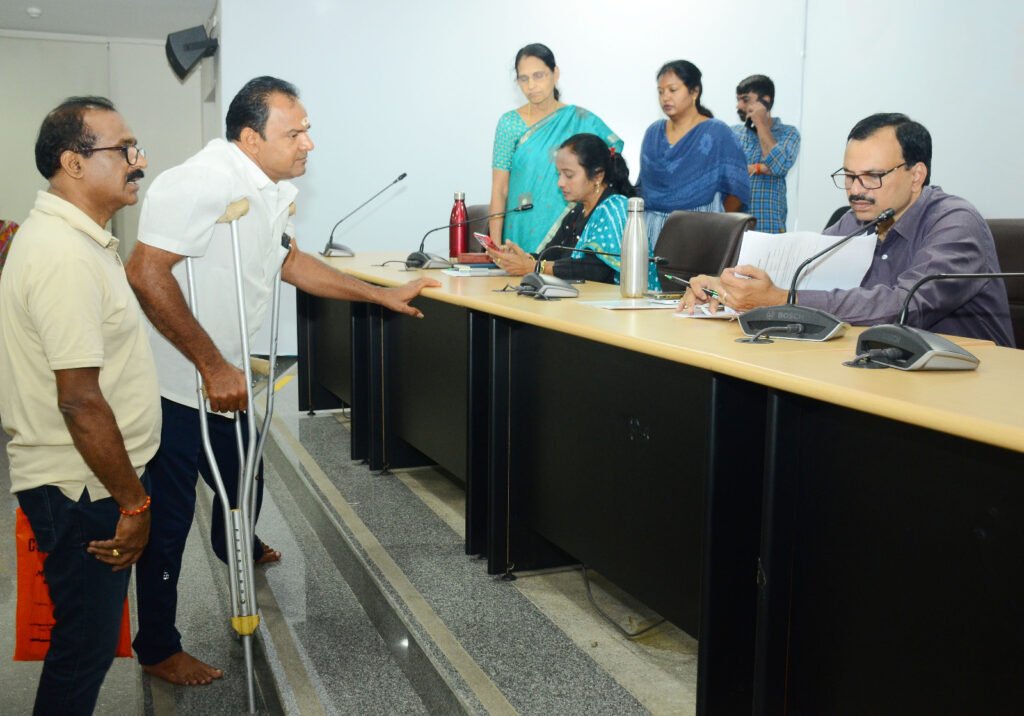 ప్రజా సమస్యల పరిష్కారానికే ప్రాధాన్యం: అదనపు కలెక్టర్ విజయేందర్ రెడ్డి