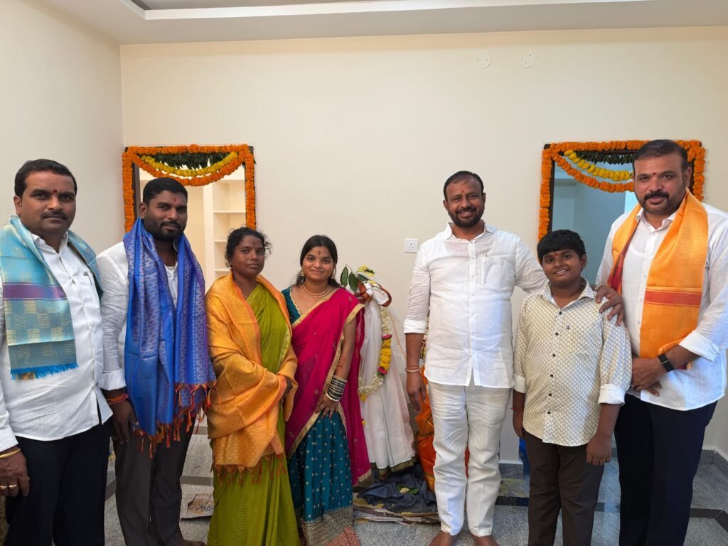 ఇందిరమ్మ ఇంట్లో ఘనంగా గృహ ప్రవేశం