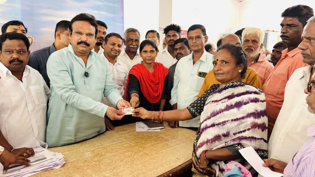రేషన్ కార్డుదారులకు స్మార్ట్ రేషన్ కార్డులను పంపిణీ చేసిన ఎమ్మెల్యే శ్రీగణేష్