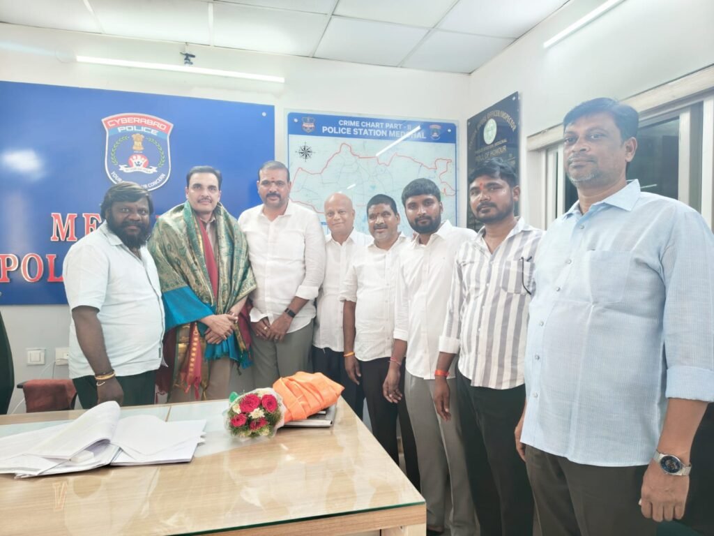 మేడ్చల్ సీఐ అంజిరెడ్డిని మర్యాదపూర్వకంగా కలిసిన కాంగ్రెస్ నాయకులు