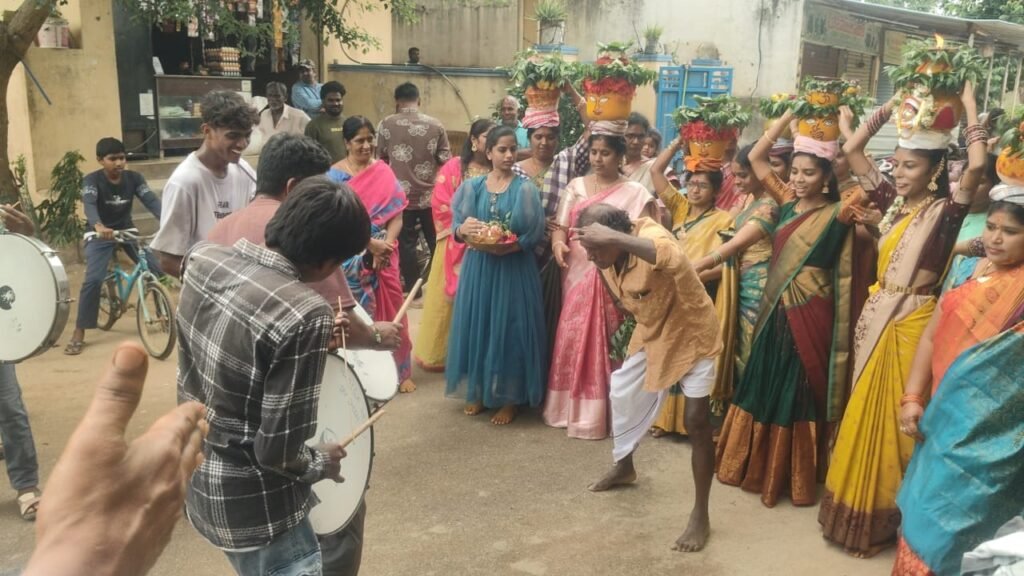 ఘనంగా రాఘవేంద్రనగర్ బోనాలు