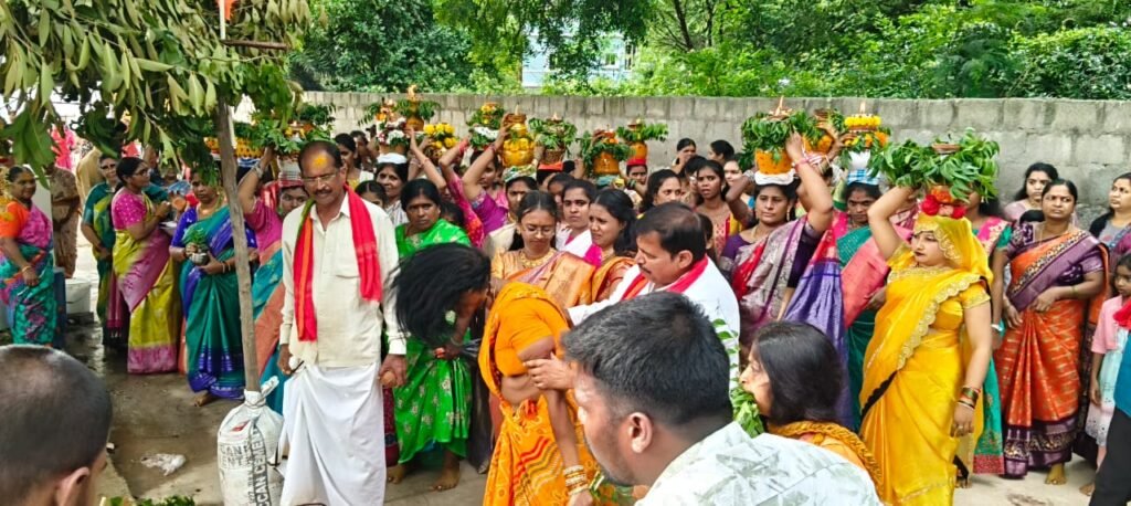 అర్చన కాలనీలో ఘనంగా బోనాలు