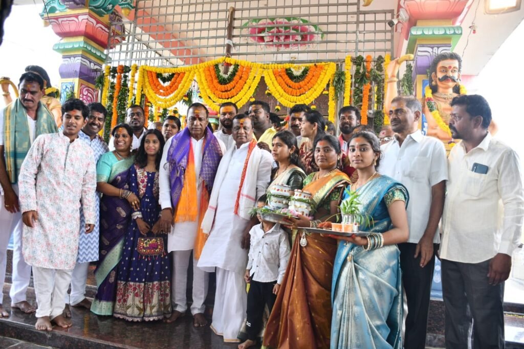 బోనాల పండుగ సందర్భంగా అమ్మవారి ఆలయాల్లో మాజీ మంత్రి మేడ్చల్ ఎమ్మెల్యే మల్లారెడ్డి ప్రత్యేక పూజలు