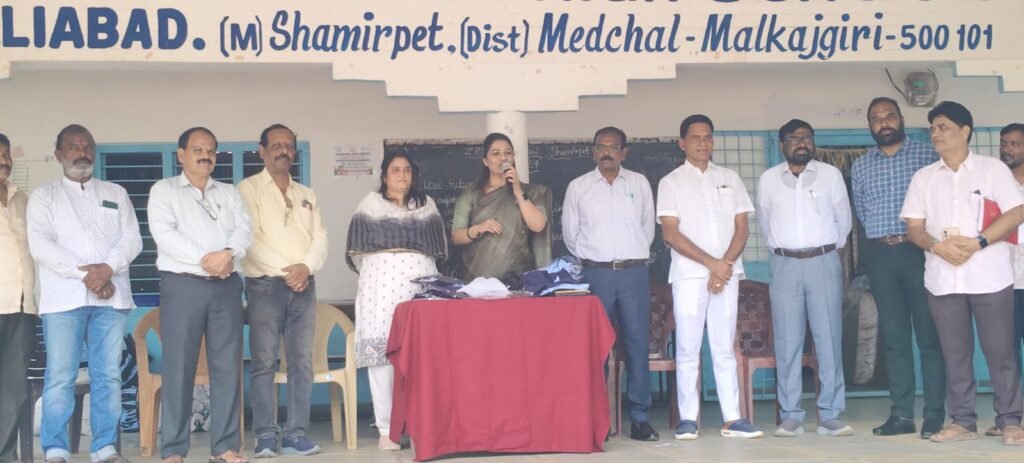 విద్యార్థులకు యూనిఫాం, షూస్‌ పంపిణీ