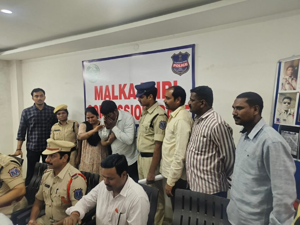 పోలీసుల పేరుతో భారీ మోసం