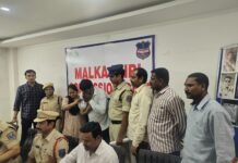 పోలీసుల పేరుతో భారీ మోసం