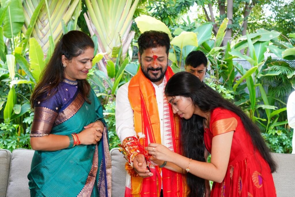 సీఎం రేవంత్‌రెడ్డికి రాఖీ కట్టిన అలియాబాద్‌ చైర్‌పర్సన్‌ కంఠం శిరీష