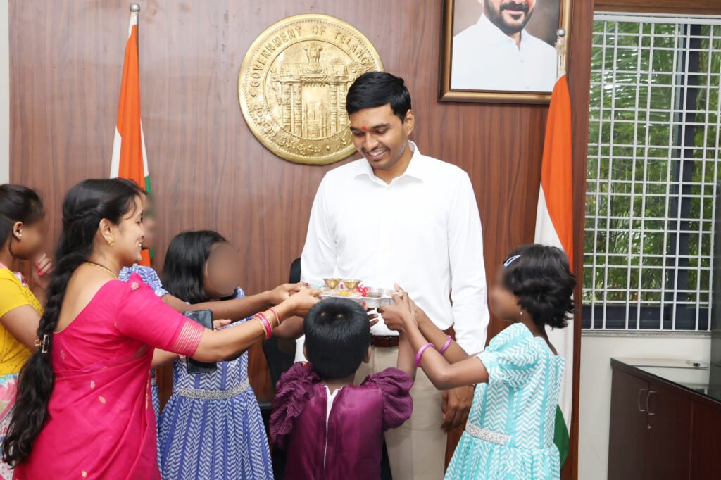 బాలసదనం పిల్లలకు కలెక్టర్‌ ఆత్మీయ ఆతిథ్యం రాఖీలు కట్టిన చిన్నారులు.. స్వీట్లు, కొత్త దుస్తులు అందజేత