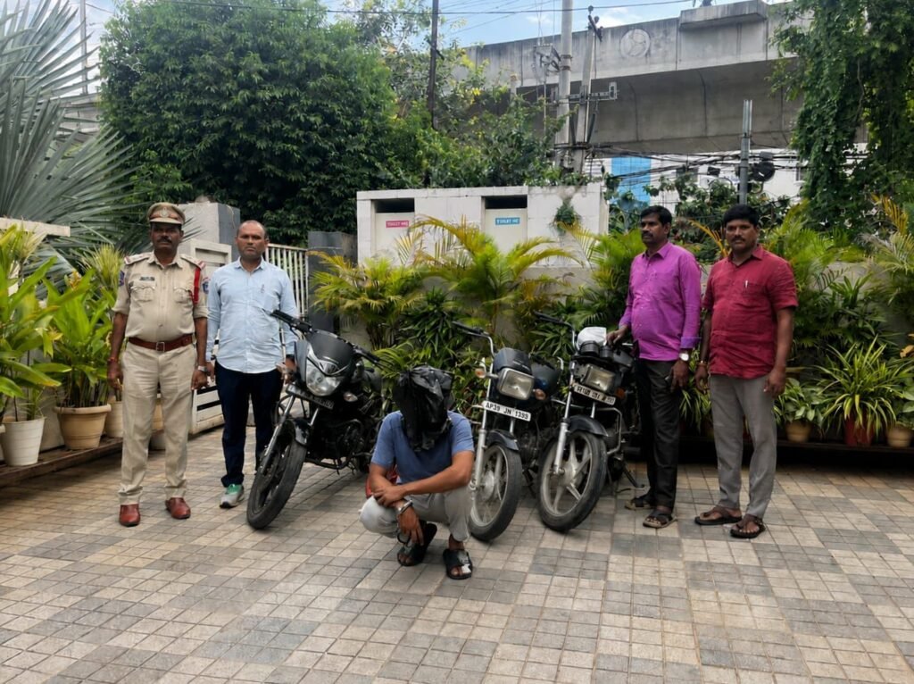 ఈజీ మనీ కోసం చోరీలు: మాదాపూర్ పోలీసుల చేతికి చిక్కిన ఘరానా దొంగ
