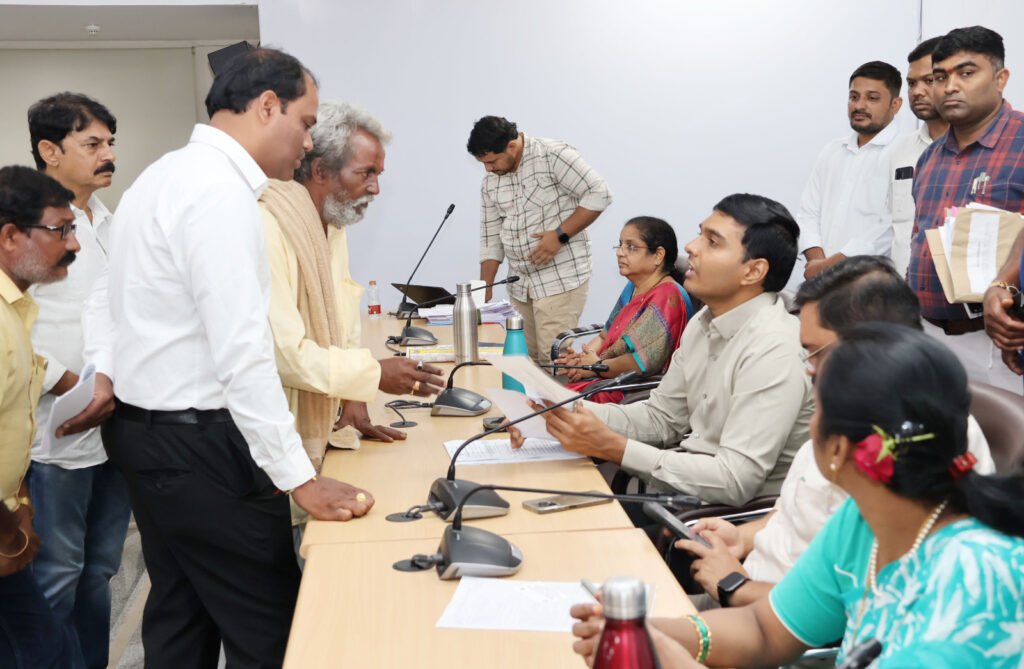 ప్రజావాణి అర్జీలను వెంటనే పరిష్కరించాలి : జిల్లా కలెక్టర్ మను చౌదరి