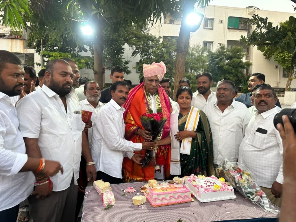 ఘనంగా మల్లారెడ్డి జన్మదిన వేడుకలు..! శాలువాతో సత్కరించిన 22వ వార్డు కౌన్సిలర్‌ నిశిత బుచ్చి రెడ్డి