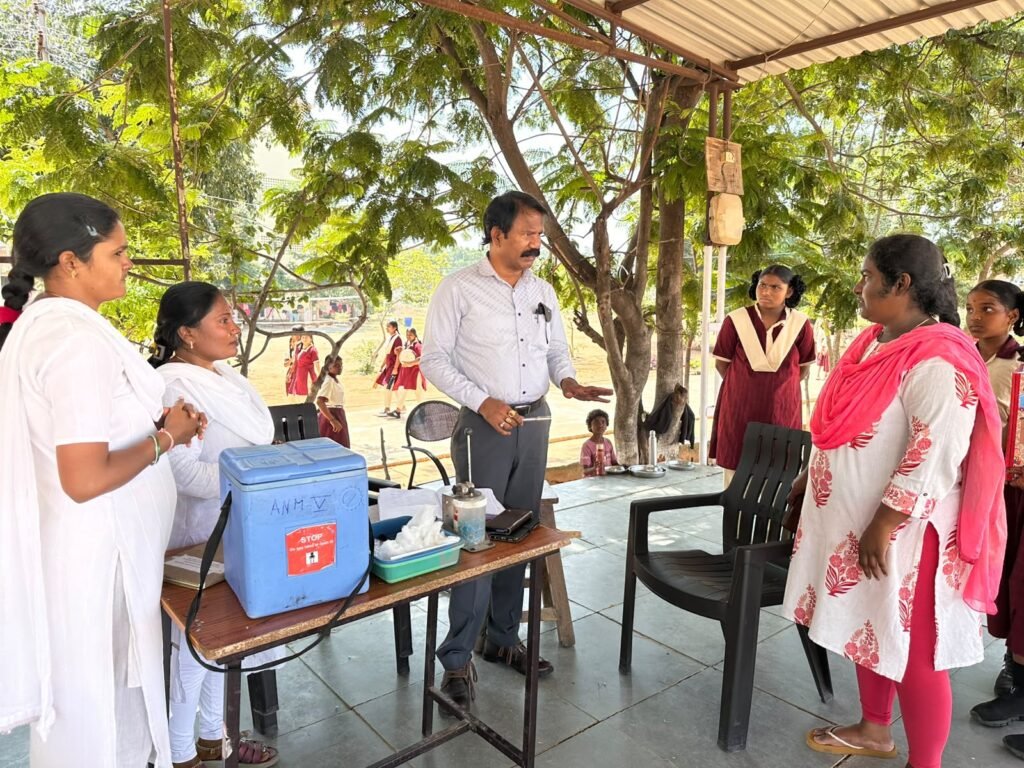 టీడీ టీకా శిబిరాన్ని పరిశీలించిన డీఎంహెచ్‌వో
