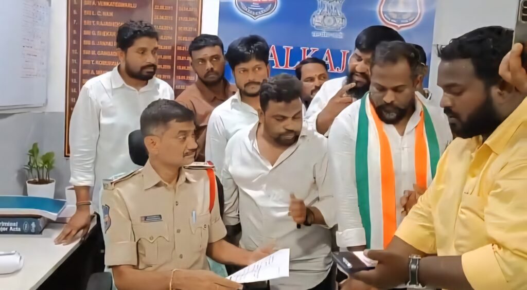 మాజీ కార్పొరేటర్ భర్తపై కాంగ్రెస్ నేతల ఫిర్యాదు
