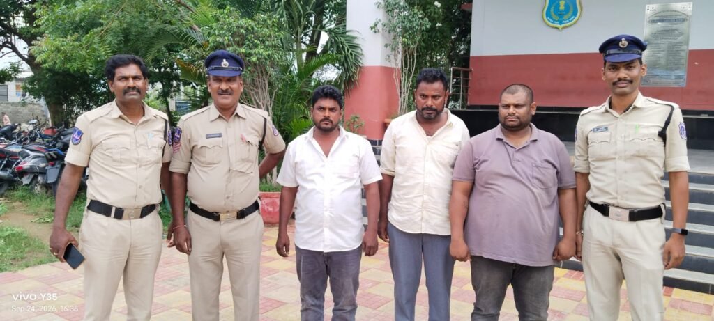 నకిలీ పత్రాలతో స్థలాల రిజిస్ట్రేషన్‌