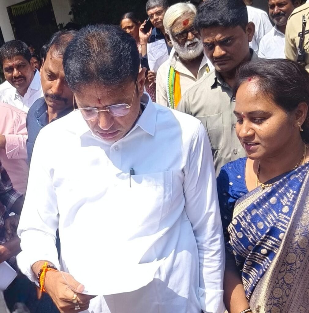 3 డివిజన్లలో మీ-సేవ కేంద్రాల కొరత – మంత్రిని కలిసిన మాజీ కౌన్సిలర్