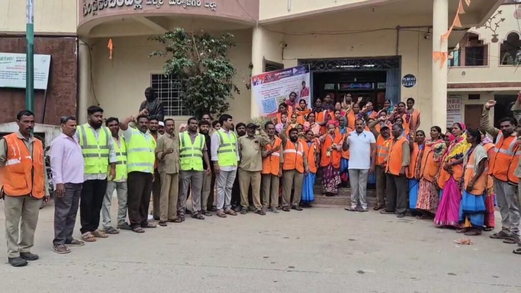 పారిశుద్ధ్య కార్మికులకు భద్రత కరువు