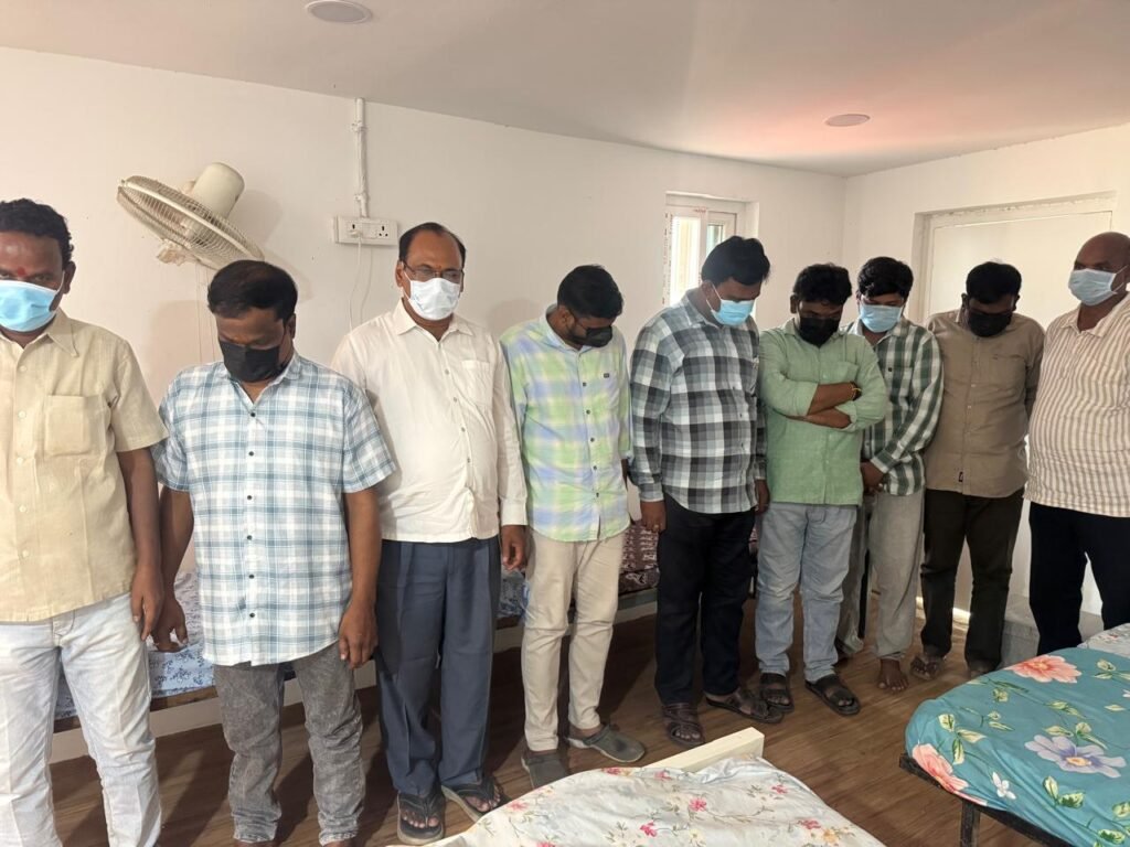 టెన్త్ చదివి డాక్టర్లమయ్యారు..!