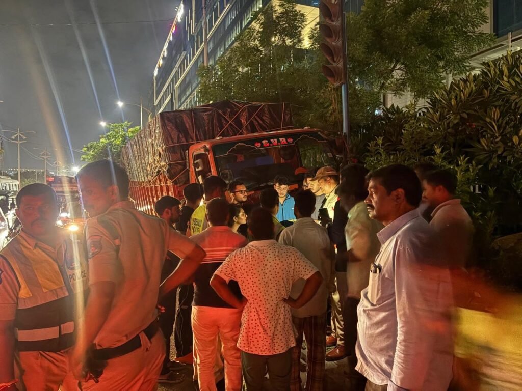 మాదాపూర్ లో డీసీఎం బీభత్సం – పలు వాహనాలకు ఢీ