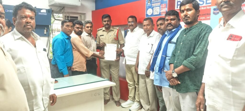 అంబేద్కర్‌పై అవమానకర వ్యాఖ్యల పుస్తకాన్ని నిలిపివేయాలి