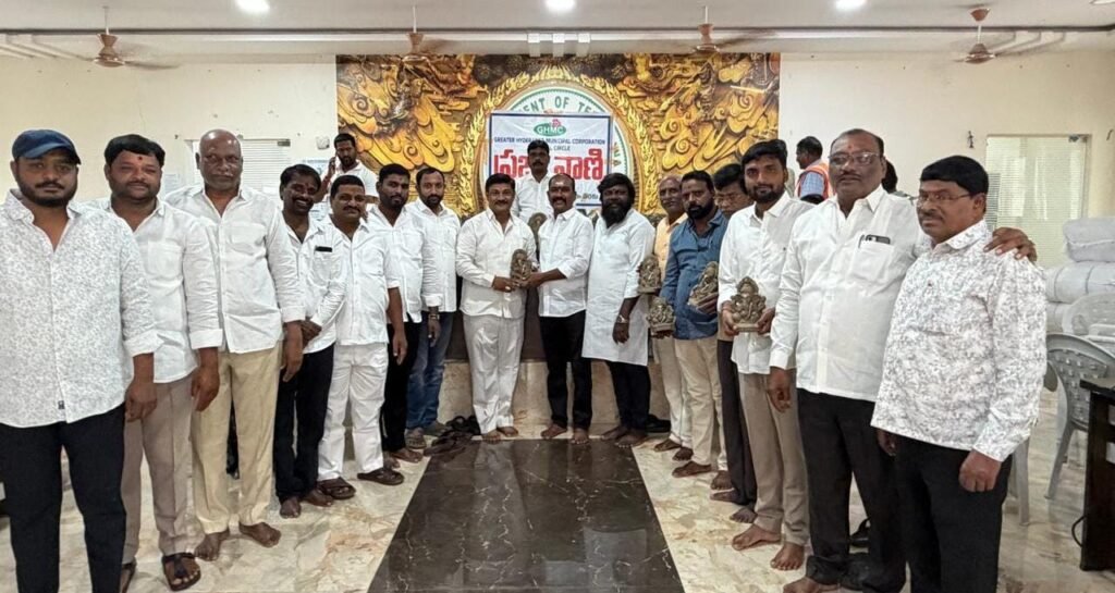 మట్టి వినాయకుల పంపిణీ చేసిన కాంగ్రెస్ నాయకులు