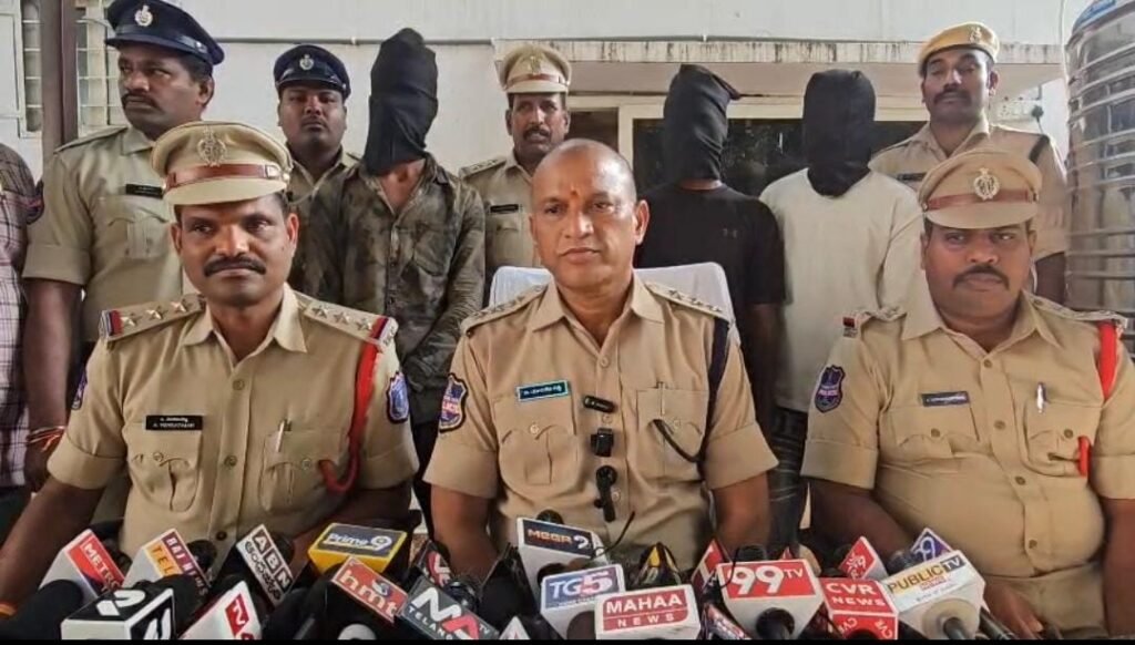 నేరేడ్‌మెట్‌లో చైన్‌ స్నాచింగ్‌ కేసు ఛేదింపు..! ముగ్గురు నిందితుల అరెస్ట్‌.. బంగారు గొలుసు, బైక్‌ స్వాధీనం