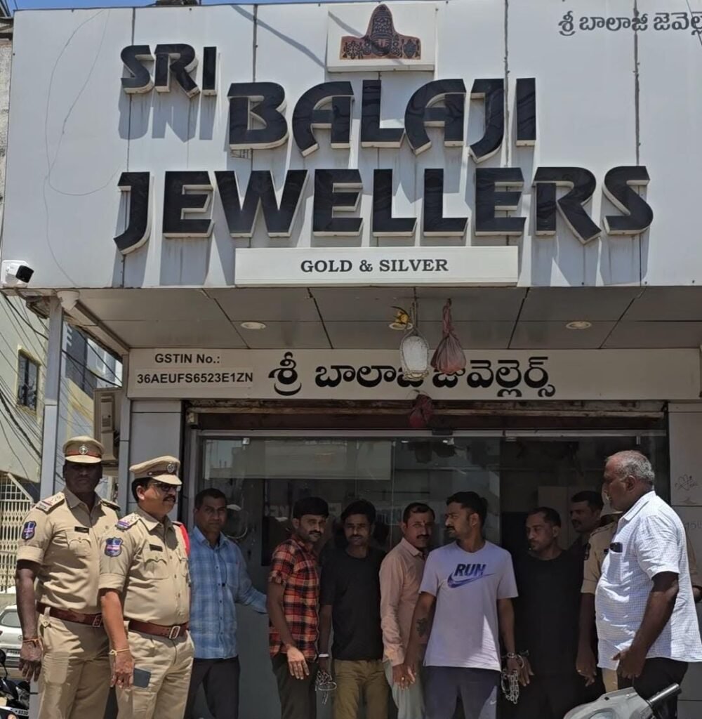 చందానగర్‌లో జ్యువెల్లరీ షాప్ చోరీ కేసు ఛేదింపు.. నలుగురు అరెస్ట్