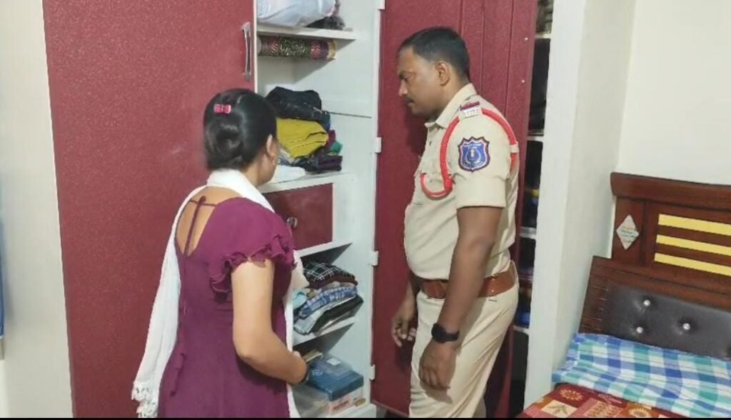 పండగకు ఊరెళ్లి వచ్చేసరికి.. ఇంట్లో చోరీ