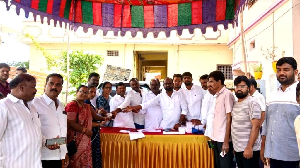 గుండ్లపోచంపల్లిలో కొత్త రేషన్‌ స్మార్ట్‌ కార్డుల పంపిణీ