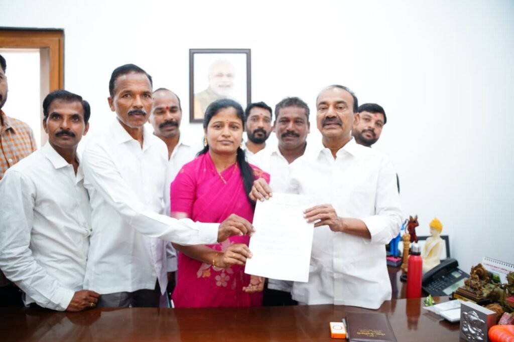 రహదారి నిర్మాణానికి నిధులు మంజూరు చేయాలని ఎంపీ ఈటల రాజేందర్‌కు వినతి