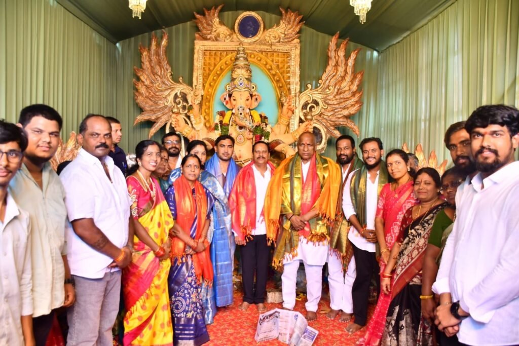 వినాయక మండపాలను సందర్శించిన మాజీ మంత్రి మల్లారెడ్డి