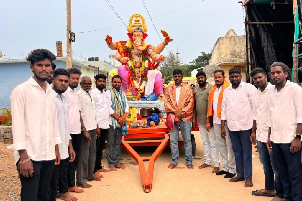 భక్తిశ్రద్ధలతో గణనాథుడి శోభాయాత్ర