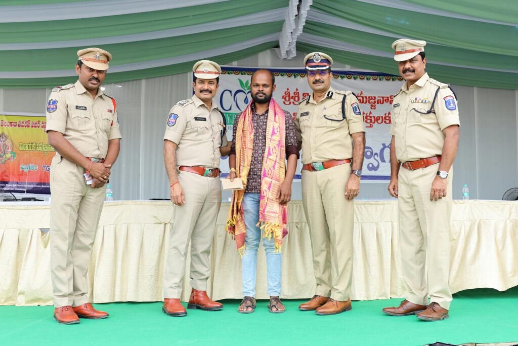 మైనర్ బాలికను రక్షించిన శశికుమార్ కు సీపీ సన్మానం