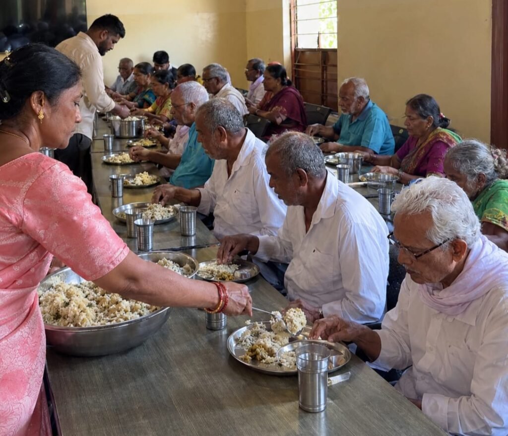 దేవరయాంజాల్ లో సేవా కార్యక్రమం – రవీందర్ గౌడ్ కుటుంబ సభ్యుల మానవత్వం