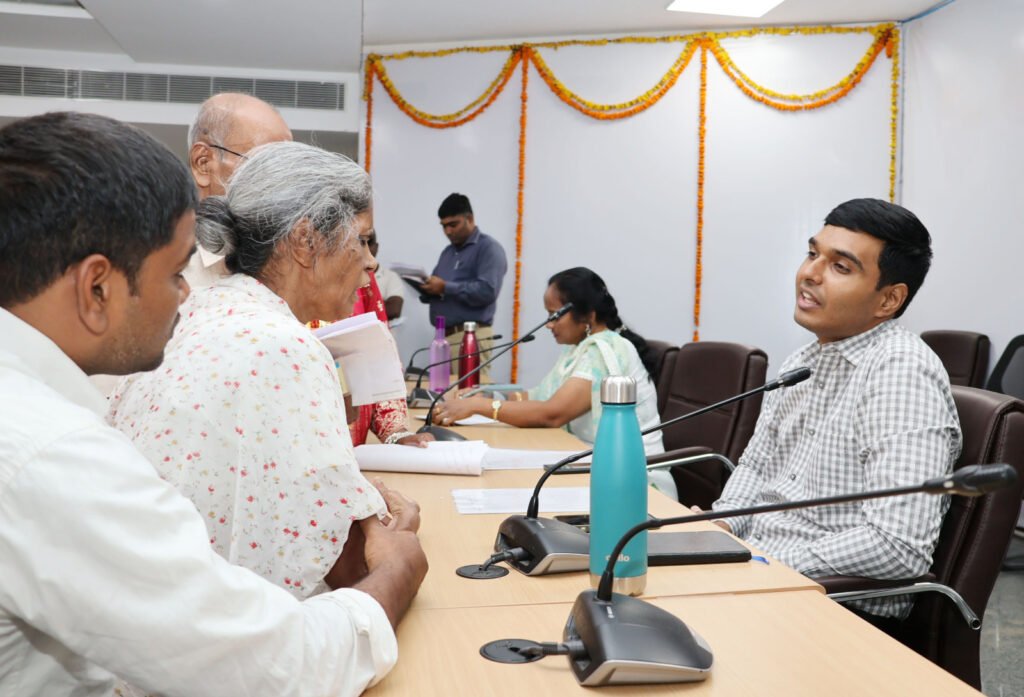 ప్రజావాణి అర్జీలను వెంటనే పరిష్కరించాలి..! జిల్లా కలెక్టర్ మిక్కిలినేని మను చౌదరి