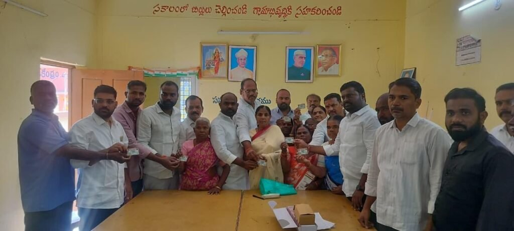 మునీరాబాద్‌లో స్మార్ట్‌ రేషన్‌ కార్డుల పంపిణీ